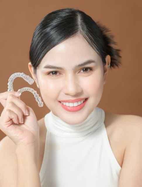 Lady shows off clear aligners